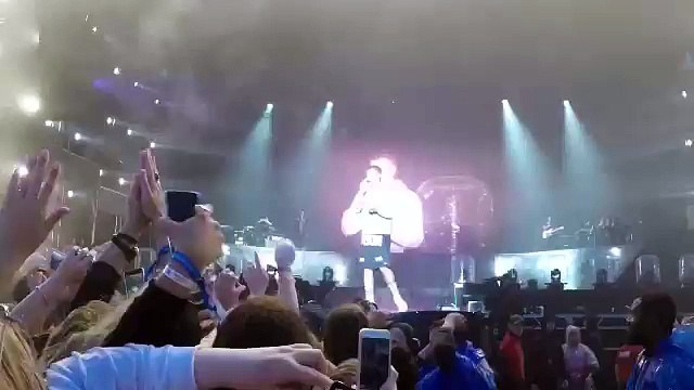 Lanzan botellazo a Justin Bieber por no cantar Despacito