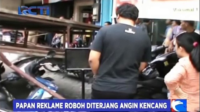 Papan Reklame di Medan Roboh Diterjang Angin Kencang