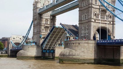 London Tower Bridge opening and closing