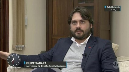 Secretário presenteia morador de rua com passagem e gera polêmica