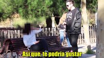 MUJER ACEPTA CHUPARLA EN LA CALLE POR D