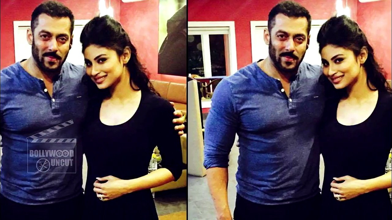 Salman Khan & Mouni Roy KISS ACCIDENTALLY On Super Night With Tubeligh