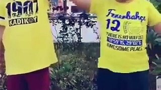 Fenerbahçeli küçük çocuklar 'Fenerbahçe sen çok yaşa' bestesini söylüyorlar