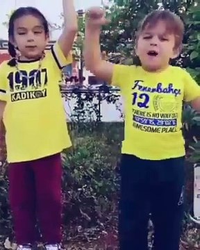 Fenerbahçeli küçük çocuklar 'Fenerbahçe sen çok yaşa' bestesini söylüyorlar