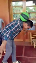 Jeu d'équilibre et d'adresse avec le ballon