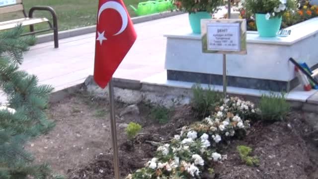 Şırnaklı Öğrenciler Şehit Tümgeneral Aydoğan Aydın Mezarını Ziyaret Etti