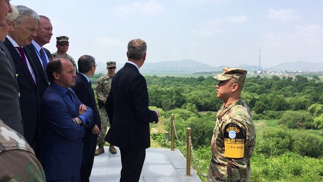 La délégation belge sur le promontoire entre la Corée du Sud et la Corée du Nord