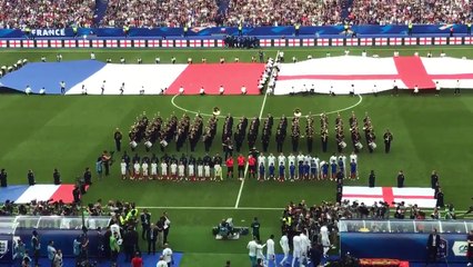 Download Video: La garde républicaine joue un morceau d'Oasis lors de France-Angleterre