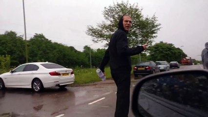 Un piéton frappe sa voiture alors qu'il marche sur la route, le vengeance sera humide !