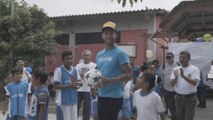 Ramos se olvida de la Champions y visita niños afectados por inundaciones en Perú