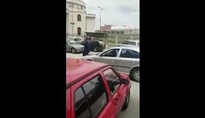 okršaj između mladića koji je krenuo na posao i državnog službenika (policajca)
