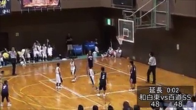 Panier de basket à l'autre bout du terrain à la dernière seconde !