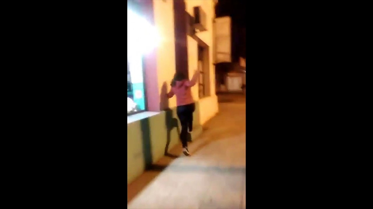 Elle se vautre lamentablement en escaladant un escalier.. de 2 marches !