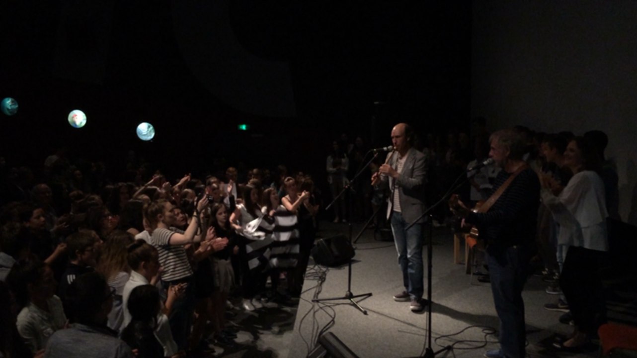 Carlos Núñez et Gilles Servat avec les collégiens de Bellevue