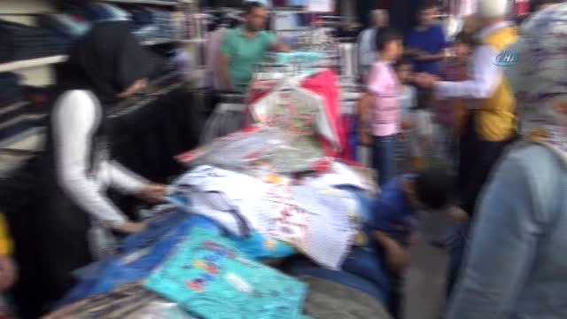 Türk ve Suriyeli Yetimlere Bayramlık Dağıtıldı