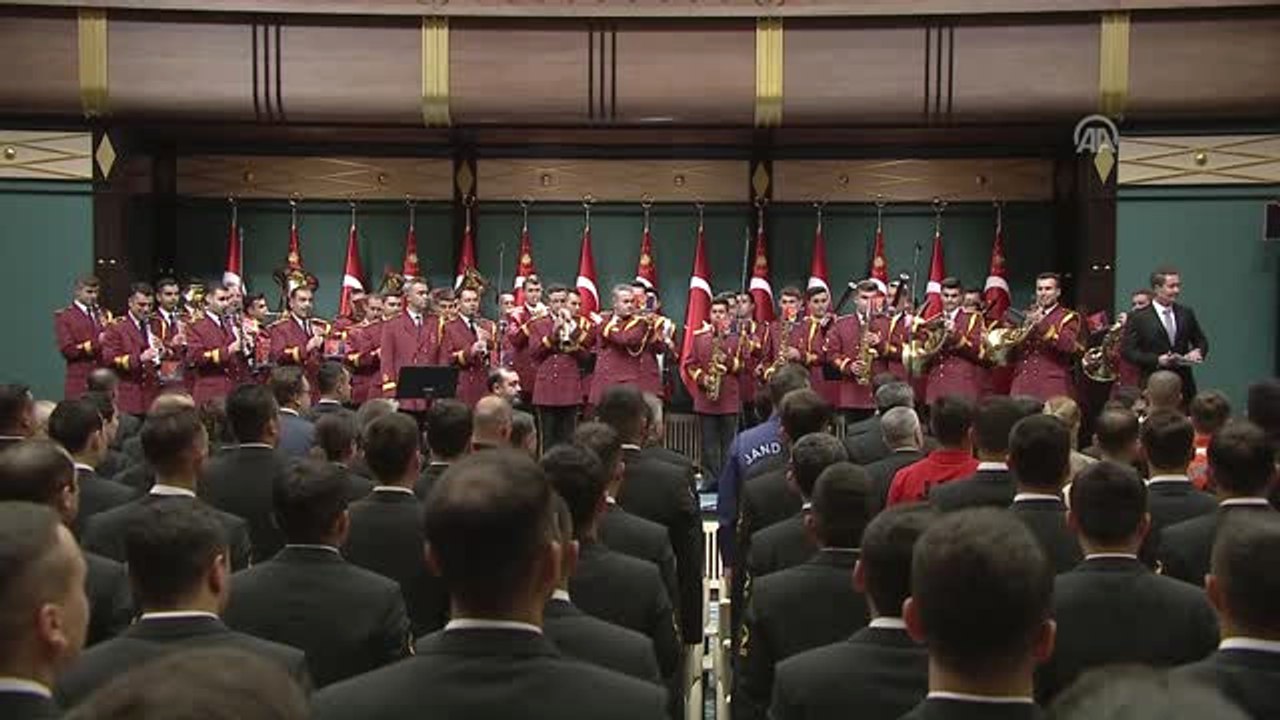 Cumhurbaşkanı Erdoğan'a "Diriliş Ertuğrul" Dizisinin Müziği Ile Karşılama