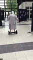 Une religieuse va voter en hoverboard