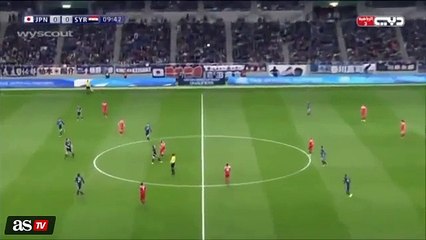 Guarda-redes da Síria põe bola em jogo com técnica de desporto de combate