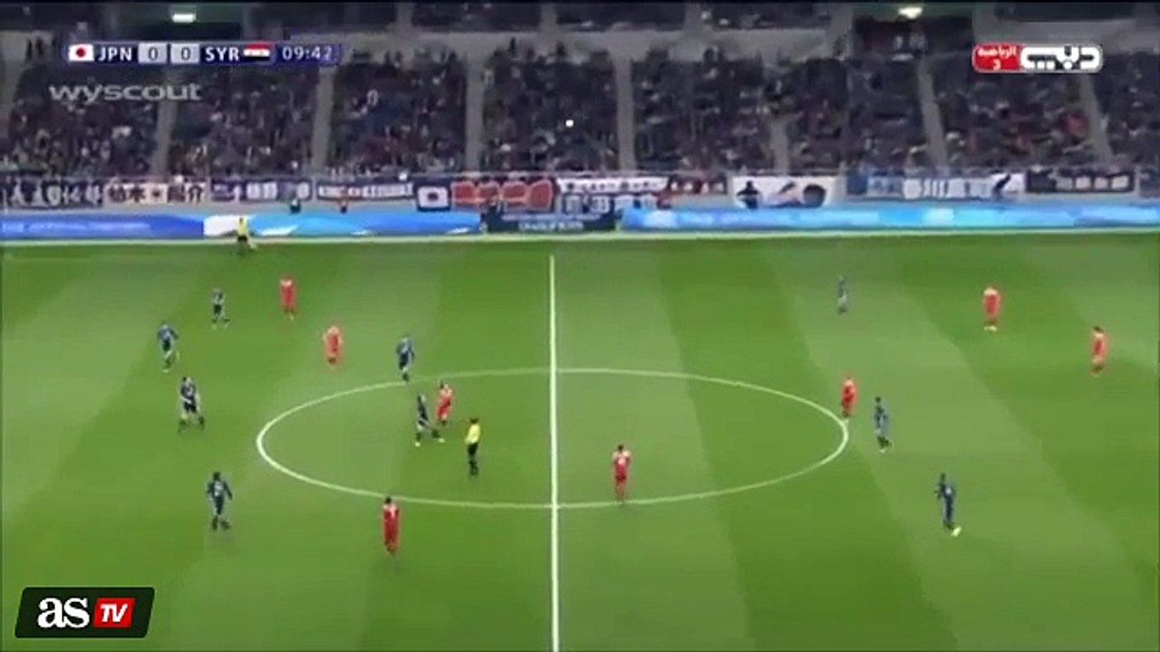 Guarda-redes da Síria põe bola em jogo com técnica de desporto de combate