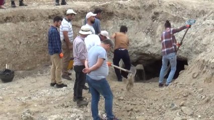 Kaya Mezarları Bulunan Cami İnşaat Alanına Akın Ettiler