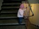 Emma, 19 mois, descend les escaliers toute seule.
