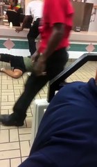 Un employé de Burger King se sert d'un taser pour calmer un client agité