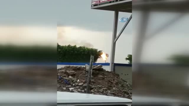 Adana'da Palmiye Ağacına Yıldırım Düştü