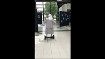 Une religieuse de 77 ans a voté dimanche en hoverboard !