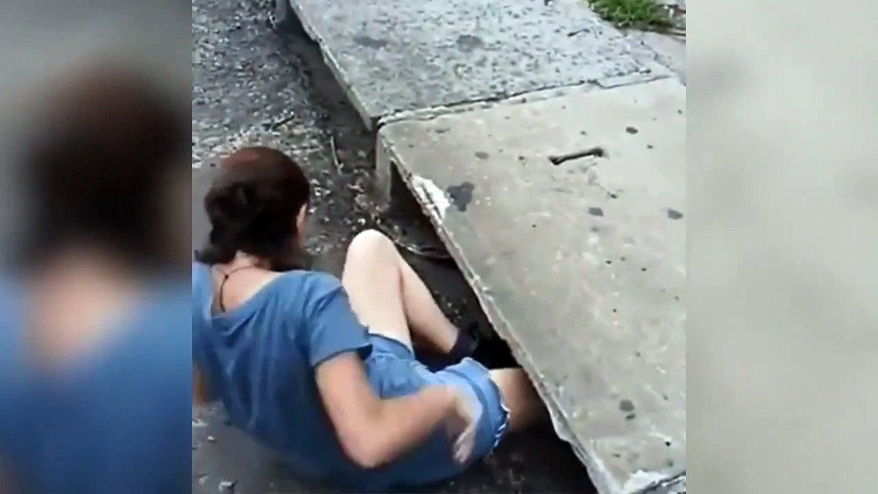 Une jeune fille sauve un chaton coincé dans les égouts