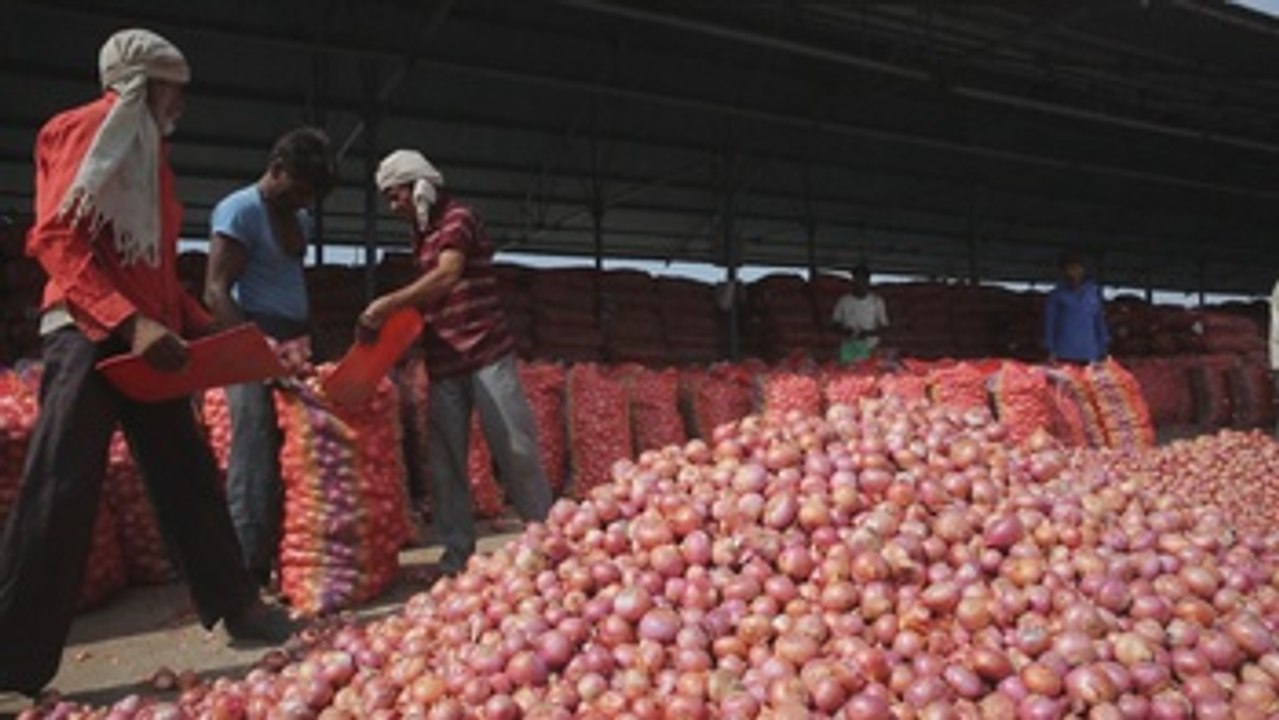Toneladas de cebollas se le atragantan a las autoridades indias