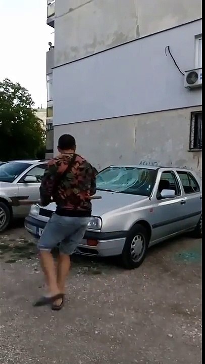 Hombre Furioso Rompe Coche Del Vecino Con Un Hacha!