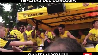 Marc Bartra llora mientras los hinchas del Borussia cantan You'll Never Walk Alone