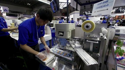 Robôs fazem comida em feira no Japão