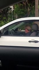 Un vieux écoute du Metallica dans sa voiture
