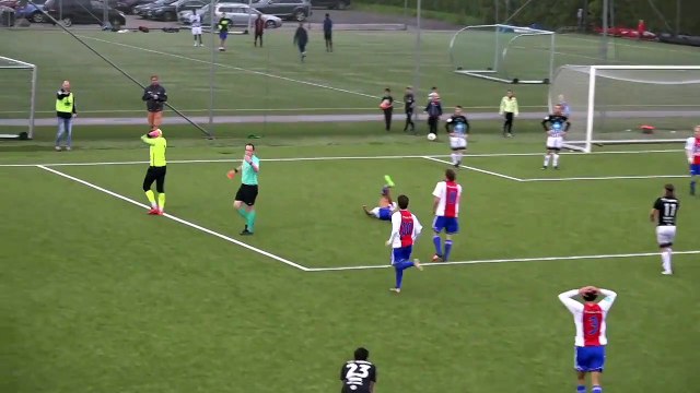 Un gardien de foot casse la jambe d’un des joueurs de l’équipe adverse