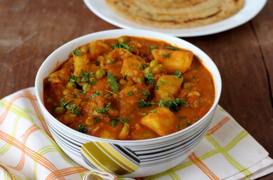 Dhaba Style Aloo Matar Curry (Potatoes and Green Peas Curry) ڈهابہ اسٹائل مٹر آلو کا سالن