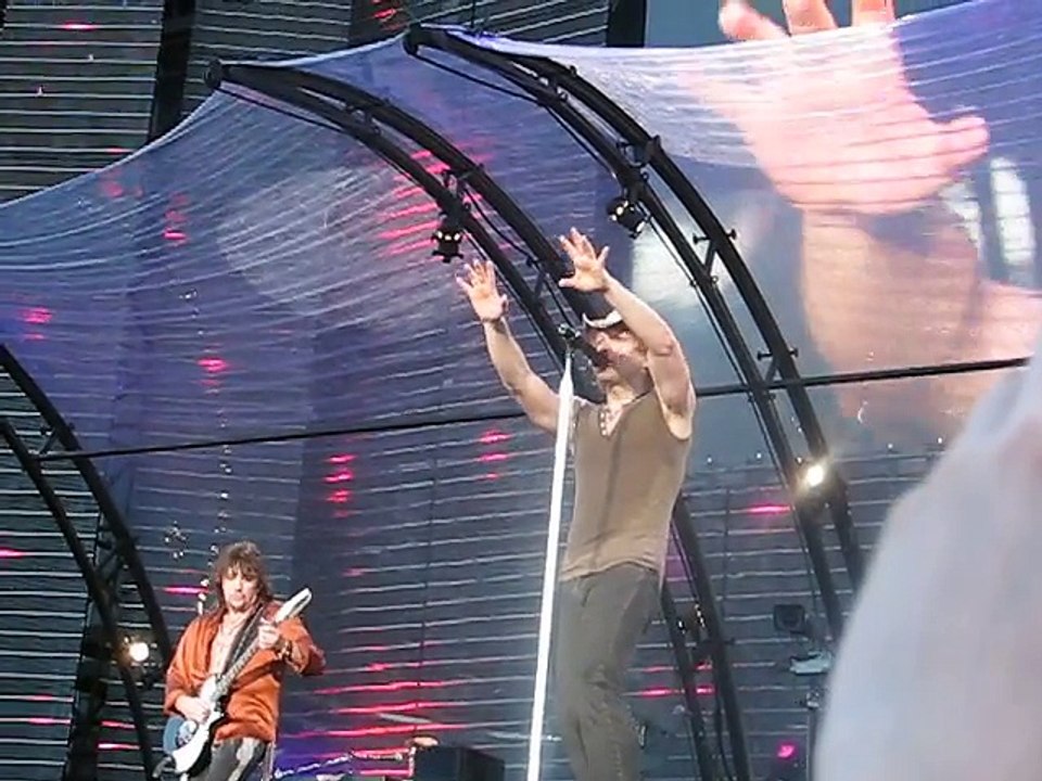 Bon Jovi - In these Arms - Milton Keynes June 10 2006 - David singing!
