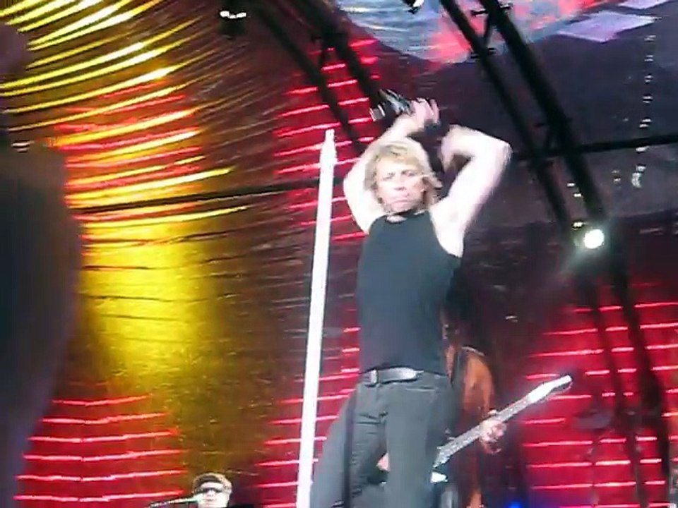 Bon Jovi - Bad Medicine _ I feel good - Milton Keynes June 10 2006