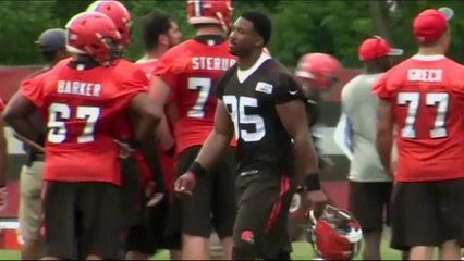 Myles Garrett limps off field at Browns minicamp