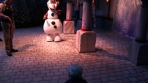 WARMEST HUG EVER! Baby Meets Olaf for the First Time in the Frozen Fun Center-zbX