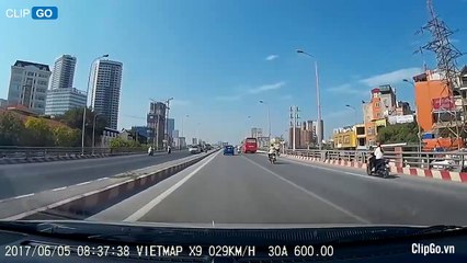 Pha tai nạn hy hữu của nam thanh niên đi xe máy