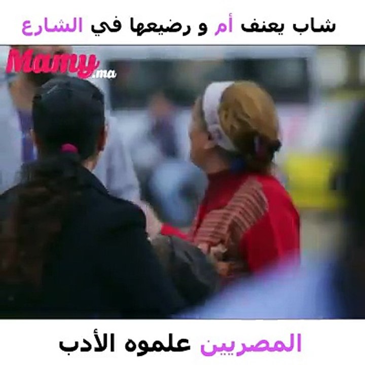 شاب مصري يعنف أم و رضيعها في الشارع..المصريين علموه الأدب