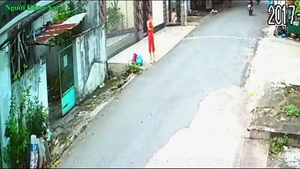 Hai thanh niên cướp điện thoại cực nhanh trên tay cô gái