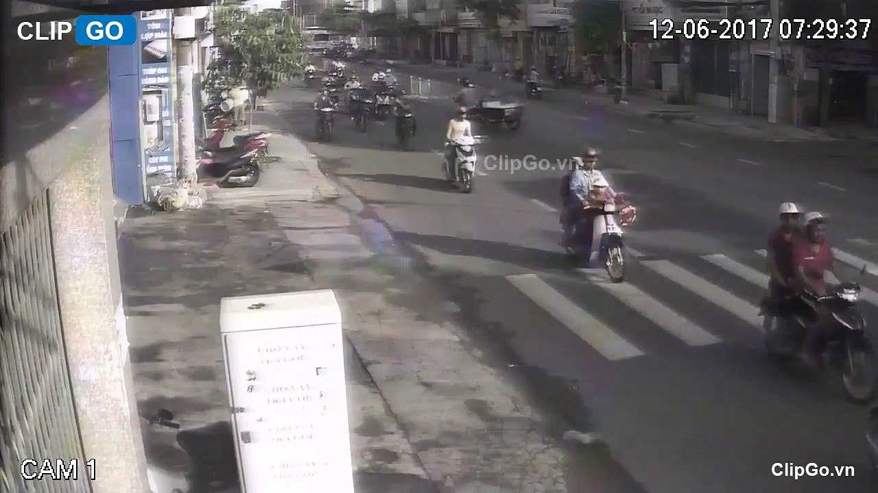 Dàn cảnh, ép xe để đồng bọn cướp giật giữa ban ngày