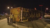 Izmir - Devrilen Tır Otoyolu Trafiğe Kapattı