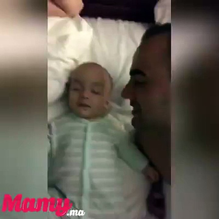 رضيع يضحك عندما ينطق أباه بكلمة -أحبك- ..اللهم أرزق كل...-