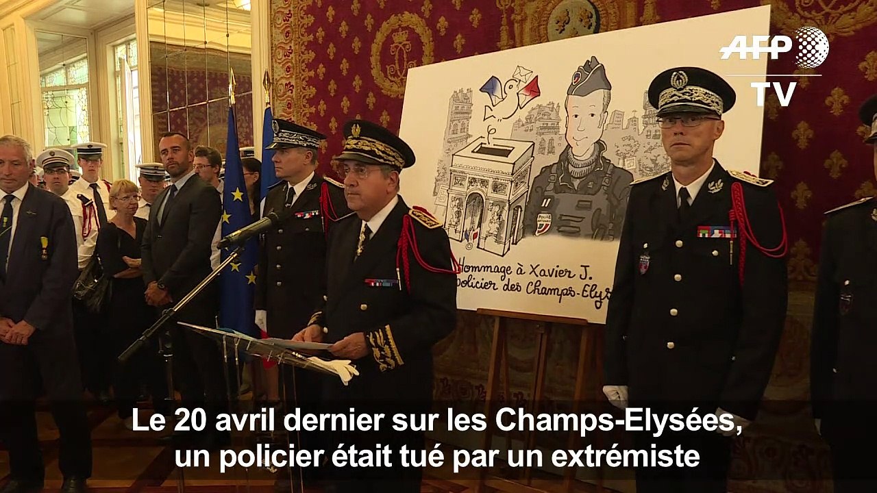 Médailles aux policiers après l'attentat aux Champs-Elysées