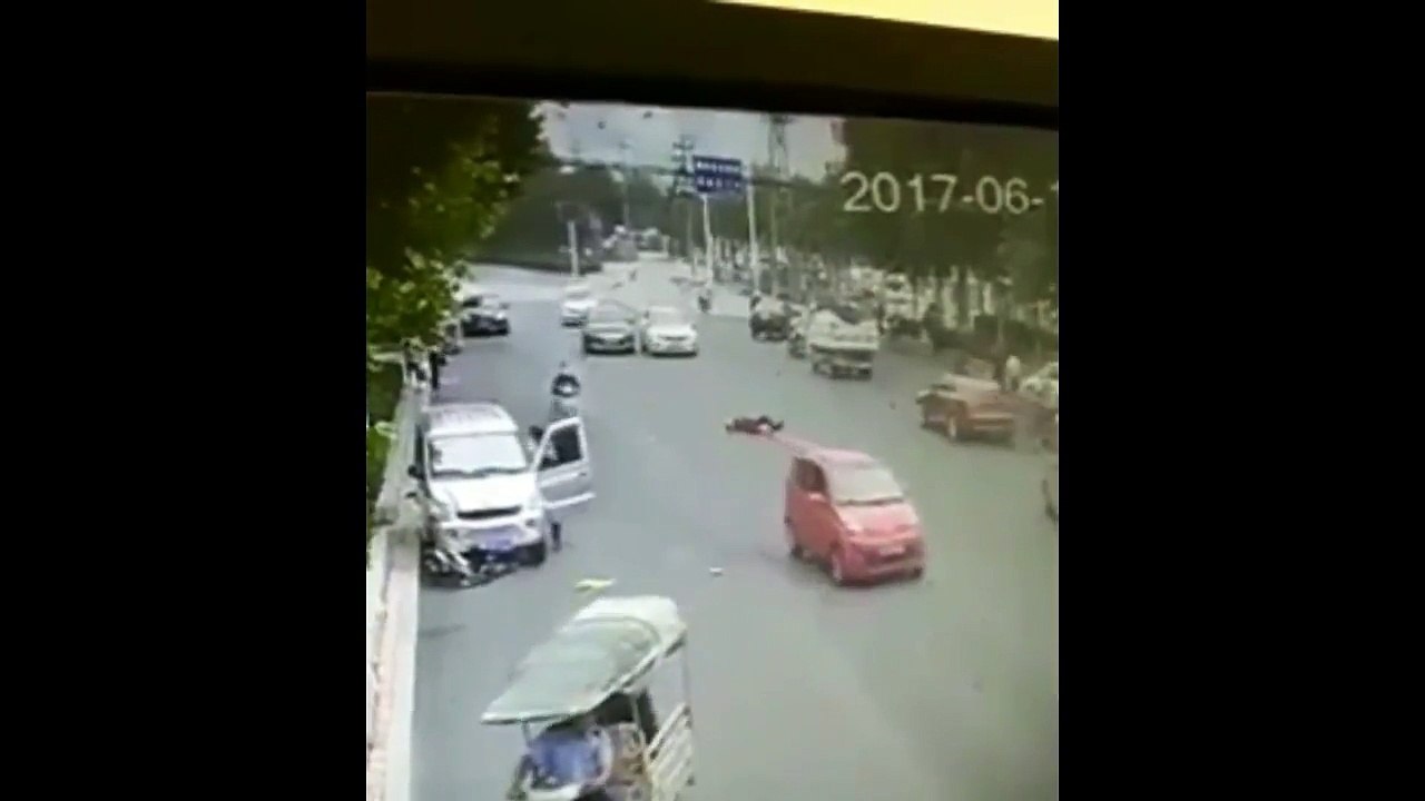 Un conducteur de van renverse volontairement un motard et...