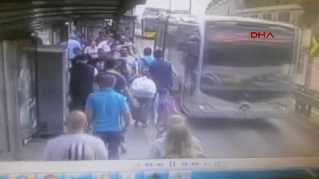 Metrobüs Yoluna Çıkan Küçük Kıza Metrobüsün Çarpma Anı Kamerada