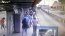 Küçük kıza metrobüsün çarpma anı kamerada
